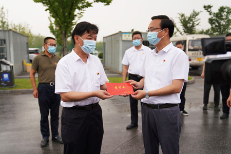 市總工會(huì)慰問(wèn)03.jpg 市總工會(huì)慰問(wèn)03.jpg